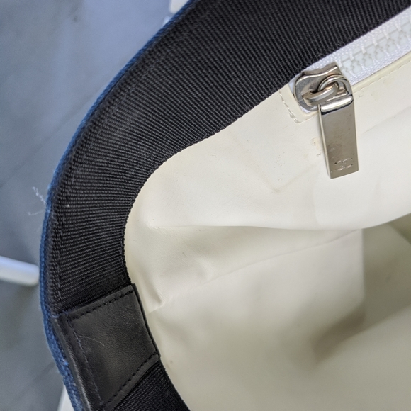 Chanel Valentine vintage tote featuring Chanel charms design motif - Picture 12 of 16